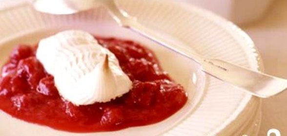 Безе с ревенем и малиной