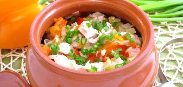 Горшочки с капустой, картофелем и куриным филе