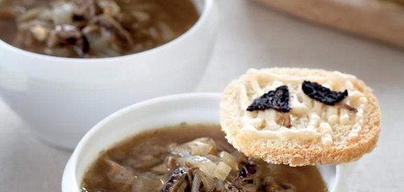 Луковый суп со сморчками и сырными гренками