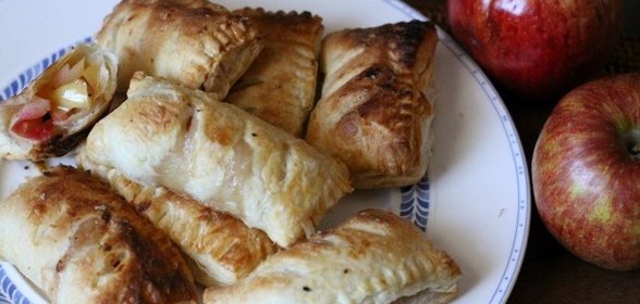 Пирожки из слоёного теста с яблоками