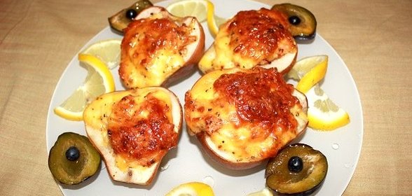 Груша, запеченная с креветками и сыром