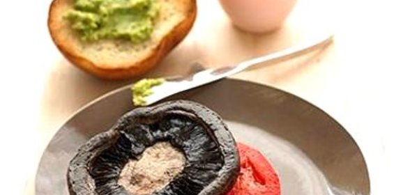 Бургеры с грибами и соусом из авокадо