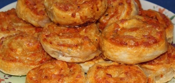 Рулетики слоеные с сыром и беконом