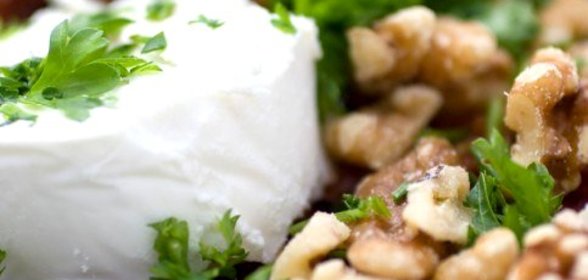 Салат с печеной фетой и грецкими орехами