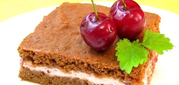 Шоколадное пирожное с творожно-вишневым кремом