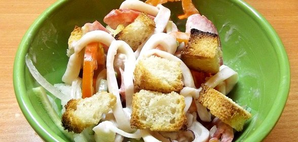 Салат ассорти с кальмаром и гренками