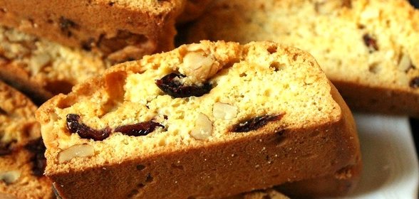 Бискотти с грецким орехом и изюмом