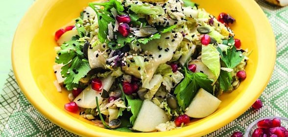 Хрустящий салат с грушей и гранатом