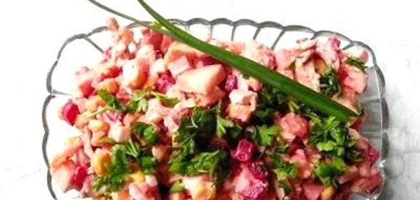 Салат со свеклой куриным мясом и кукурузой