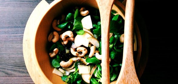 Салат с грушами, козьим сыром и заправкой из меда и горчицы