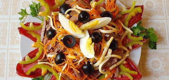 Салат из сердца с копченым сыром и цикорием