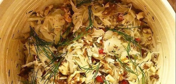 Салат с белокачанной капустой и кольраби