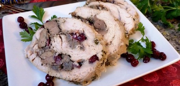 Рулет из индейки с куриной печенью, тимьяном и айвой