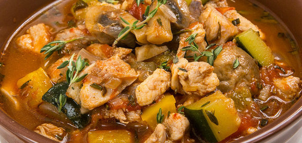 Курица, тушенная с овощами и прованскими травами