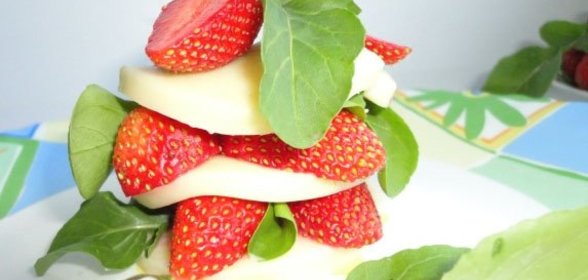 Трио из клубники, сыра Моцарелла и рукколы