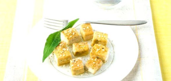 Теплый тофу под острым чесночным соусом