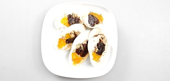 Паровой куриный рулет с мандаринами и черносливом