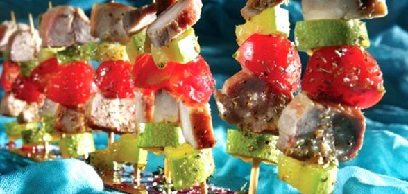 Мини-шашлыки из копченой свинины, помидоров черри и маринованных цукини