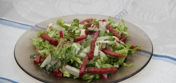 Легкий салат Полянка с колбасой