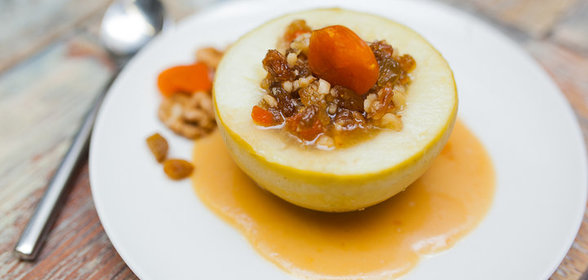 Запеченное яблоко, фаршированное сухофруктами