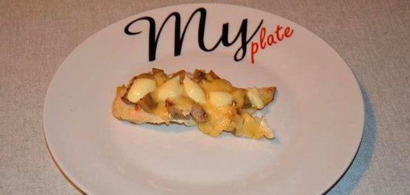 Куриная грудка с грибами и сыром
