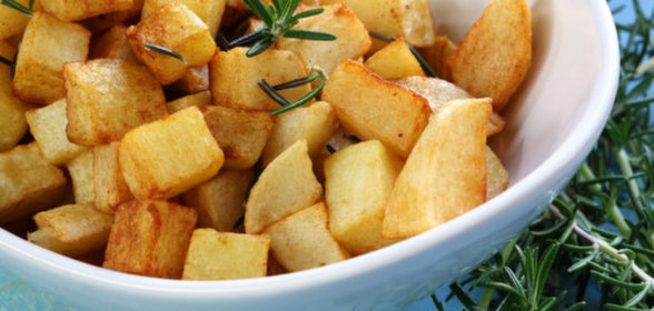 Золотистый картофель с луком и зеленью