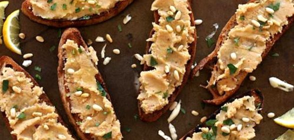 Бручетта с нутовым пюре