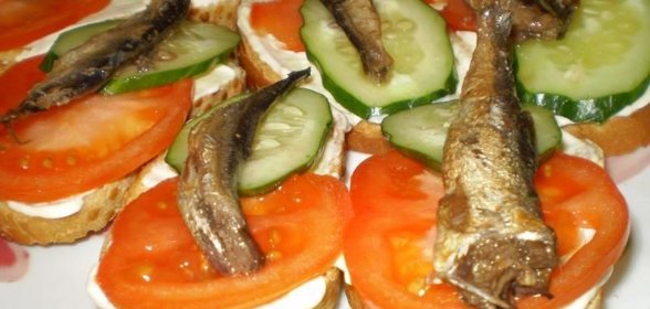 Бутерброды со шпротами и огурцом