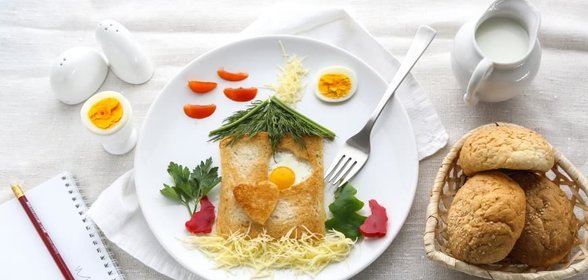 Гренка с перепелиным яйцом и овощами