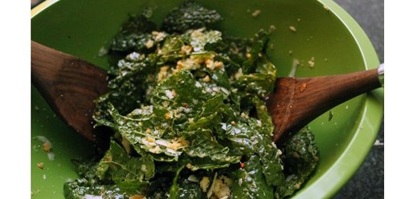 Зеленый салат с лимонно-чесночным соусом