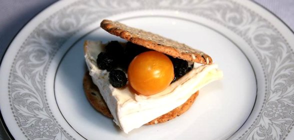 Сырный крекер с черникой и помидором