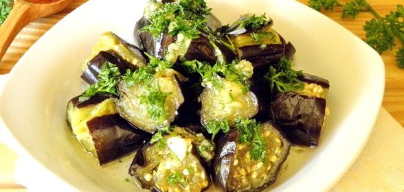 Отварные баклажаны с чесноком и зеленью
