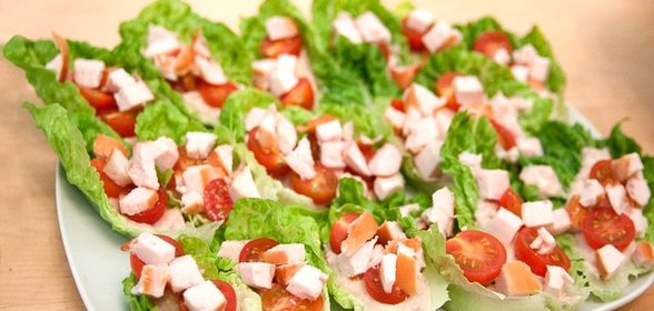 Новогодняя закуска в салатных листьях