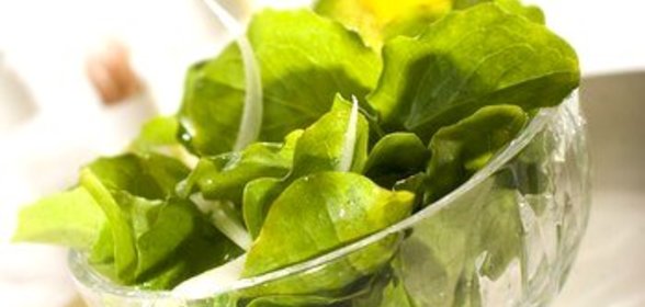 Зеленый салат с медовой заправкой
