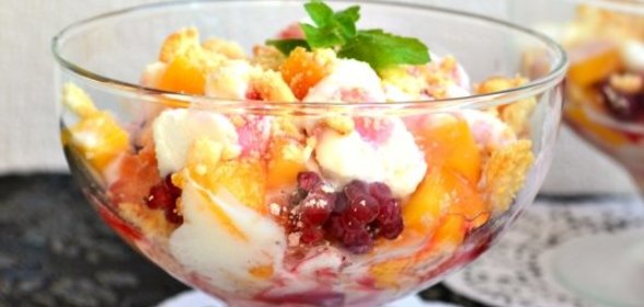Десерт из мороженого с персиками и малиной