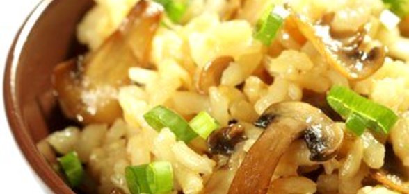 Рис с лесными грибами и зеленым луком