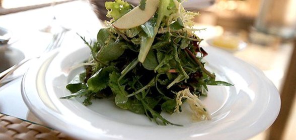 Зеленый салат с легким винегретом