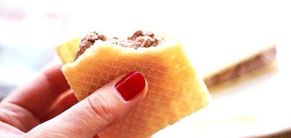 Шоколадно-йогуртовое мороженое в вафлях