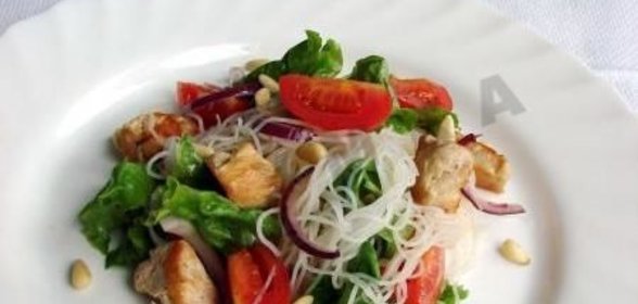 Салат с рисовой лапшой, курицей и овощами