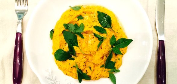 Морковное пюре с куркумой и базиликом
