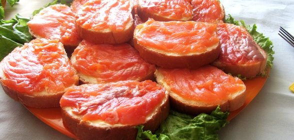Классический бутерброд с красной рыбой и зеленью