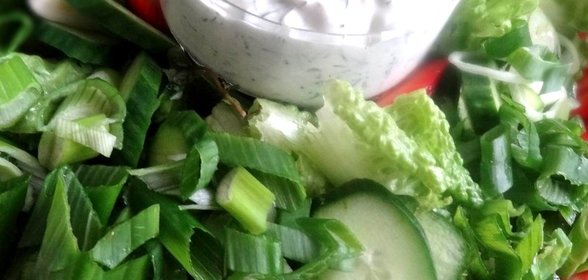 Зеленый салат с клубникой
