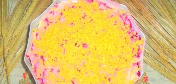 Салат со свеклой луком и тунцом