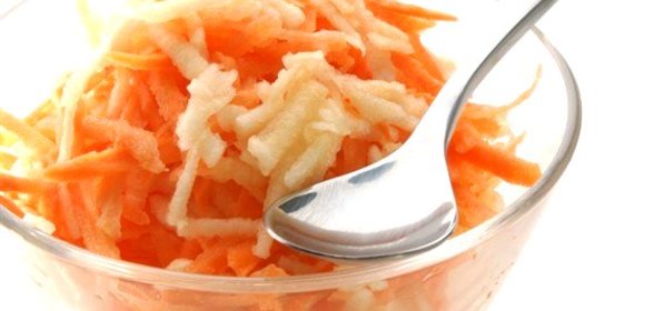 Салат из моркови и яблок с орехами