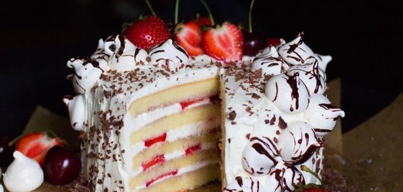 Бисквитный торт с кремом и ягодами