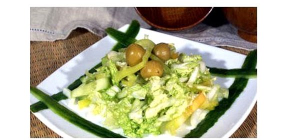 Салат из пекинской капусты с оливками
