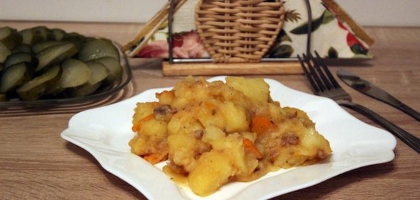 Картофель с говяжьей тушенкой
