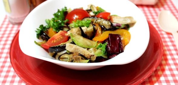 Салат с курицей и овощами гриль