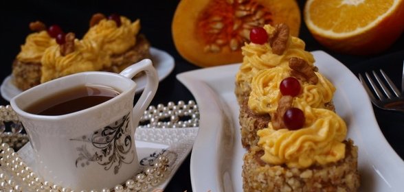 Овсяно-ореховое пирожное с тыквенно-творожным кремом