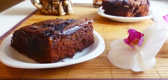 Брауни с заварным кремом и ягодами